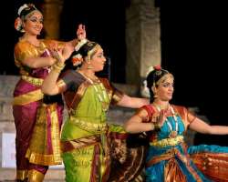 If you want to study the Tamil culture then you must visit the temple in February around Mahashivratri as several classical Indian dancers perform in 